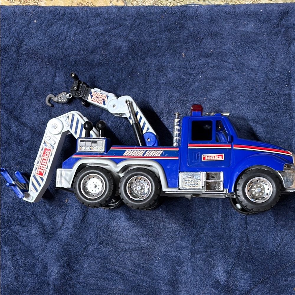 Vintage 2004 Funrise Tonka Tow Truck Toy with Lifting Mechanism